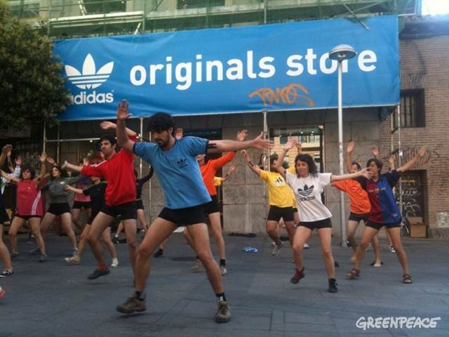Greenpeace organiza el mayor striptease del mundo para retar a Adidas y Nike a un futuro sin Tóxicos