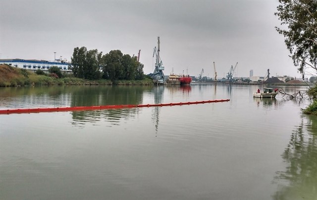 Retirado el grueso del vertido de aceite de girasol en la dársena del puerto de Sevilla