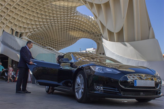 Cabify incorpora de forma temporal un Tesla a su flota de Madrid