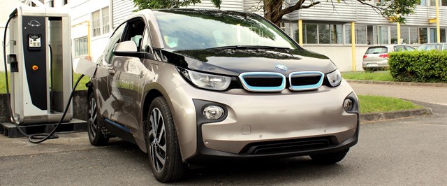 Lafon carga las baterías de coches eléctricos en 30 minutos