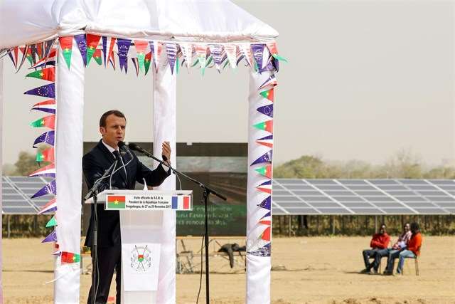 Macron inaugura la mayor planta solar de África occidental en Burkina Faso