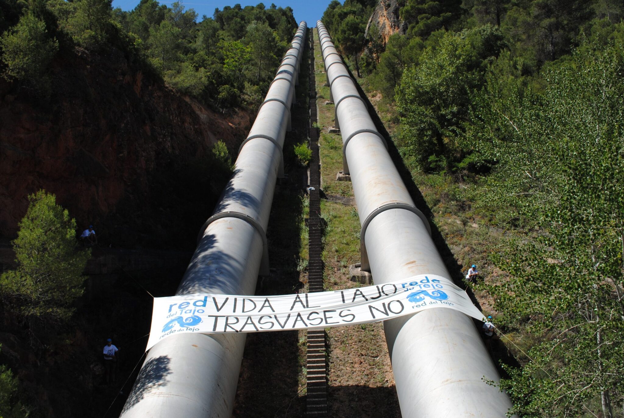 Activistas de la Red del Tajo despliegan dos pancartas