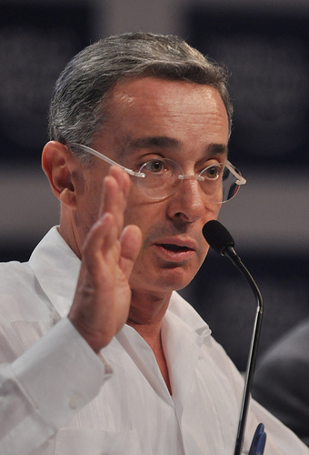 Uribe denuncia el peligro de los cultivos de coca para la biodiversidad de Colombia