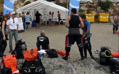 Unicaja colabora en la jornada de limpieza de fondos marinos de Málaga este sábado en la playa de La Térmica