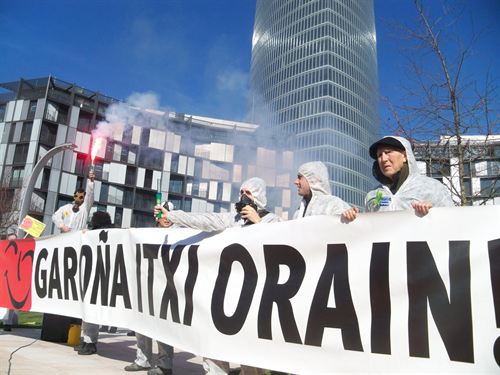 Más de 30 organizaciones sociales y políticas se concentran frente a la torre Iberdrola para exigir el cierre de Garoña