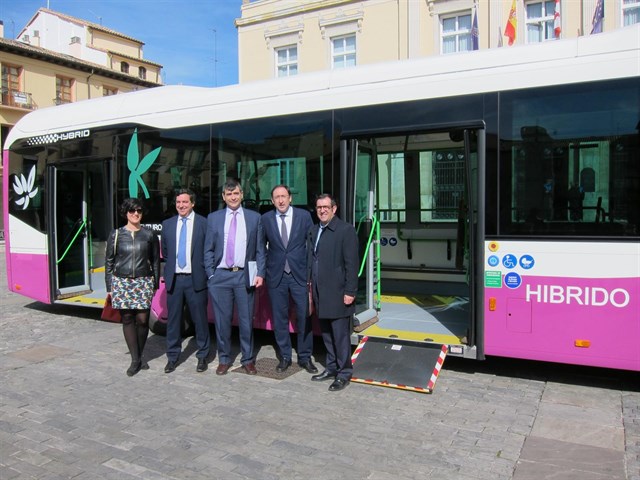 Palencia estrena el primer autobús híbrido de la flota de transporte urbano