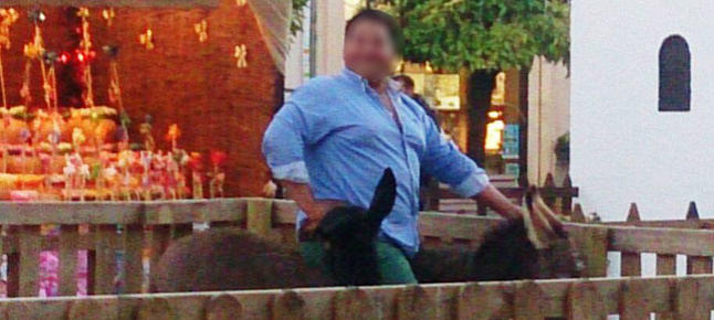 Un ‘salvaje’ de 150 kilos se monta en un asno de 50 kilos en el Belén de Lucena que acaba muerto (Córdoba)