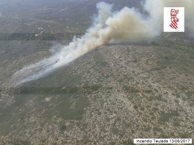 Medios terrestres y aéreos trabajan en la extinción de un incendio en una zona de difícil acceso entre Teulada y Benissa