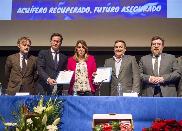 Susana Díaz traslada a la Mesa del Agua su apuesta por una producción sostenible y competitiva