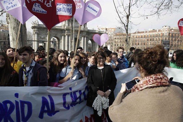 Decenas de scouts apoyan el sí en la primera votación ciudadana con corazones por un Madrid más respirable