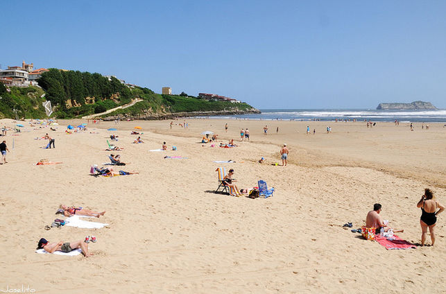 Podemos exige "respuestas" por la contaminación que cerró al baño playas de Suances