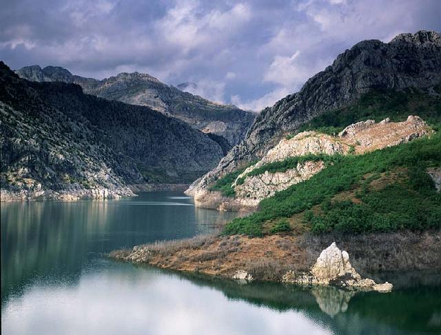 Greenpeace lamenta que los responsables de la contaminación del embalse de Flix (Tarragona) pagarán el 5% de los daños