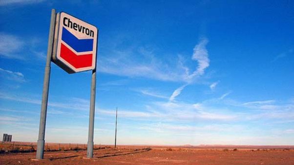 Correa recorre la selva de Sucumbíos para mostrar a la prensa daños mediambientales causados por la petrolera Chevron