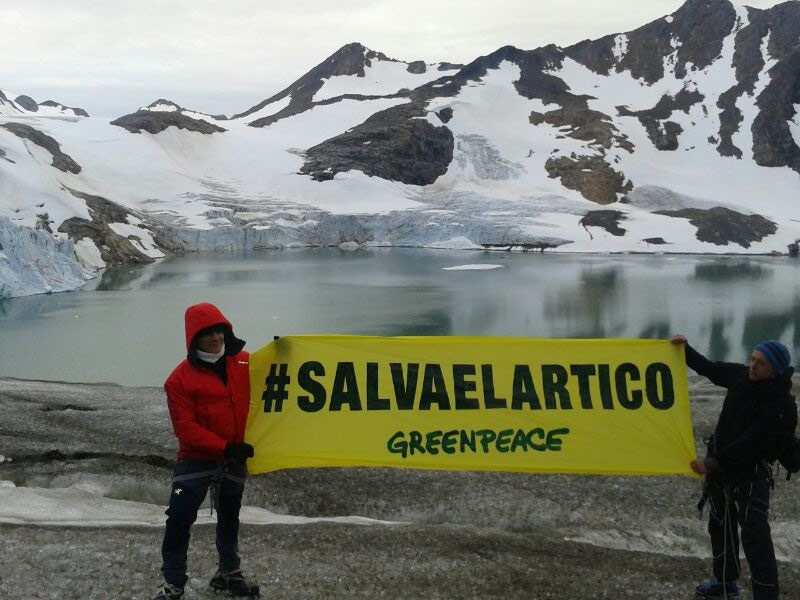 Alejandro Sanz despliega con Greenpeace en el glaciar Apusiaajik una pancarta pidiendo la protección del Ártico