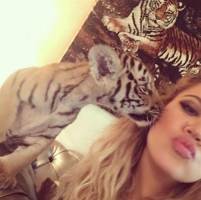 La inconsciente de Khloe Kardashian se hace un selfie con un tigre