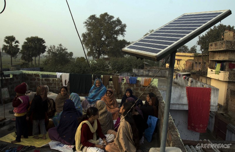 La potencia del sol ilumina Dharnai (India)