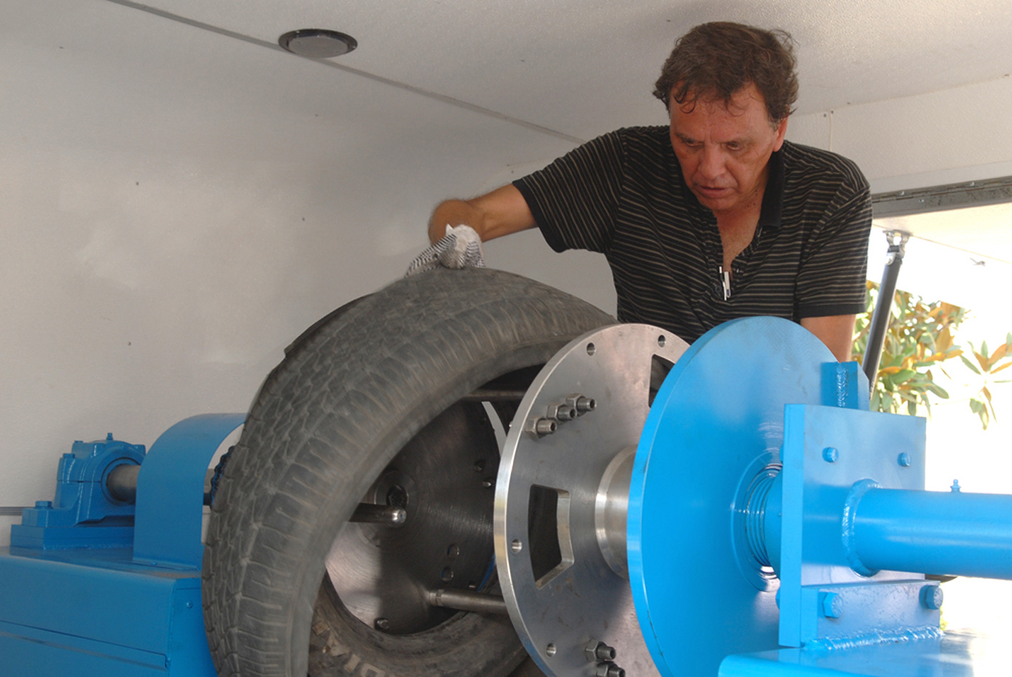 Convierten llantas usadas en asfalto ecológico