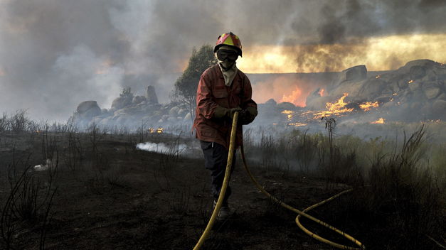 El Infoca da por extinguido el incendio forestal de Algeciras