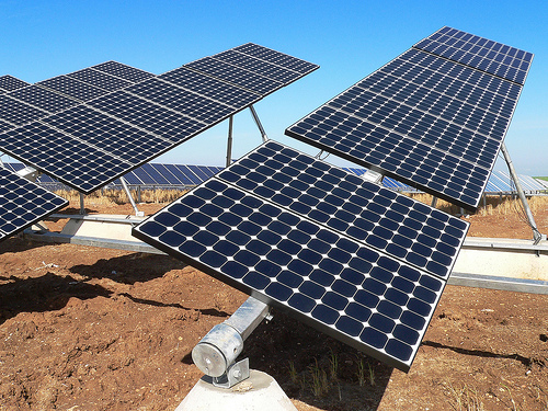 El PSOE negocia contrarreloj con CiU para salvar los recortes a las primas fotovoltaicas