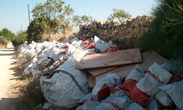 Emaya limpiará dos vertidos de escombros y residuos en sArenal y Son Sardina por 11.000 euros