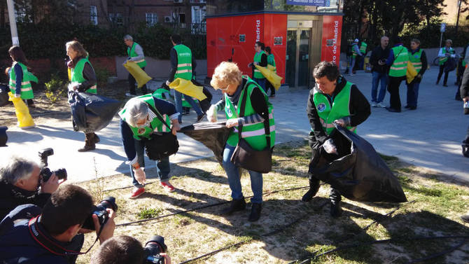 Vecinos de Alameda de Osuna vuelven a organizar este domingo una jornada de limpieza ciudadana del barrio