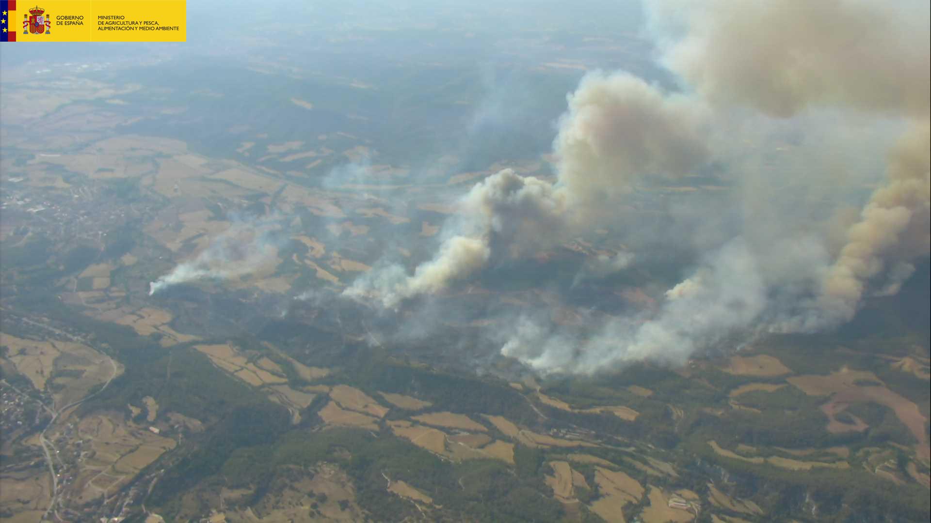12 medios aéreos del MAPAMA combaten el fuego en los incendios de Artes (Barcelona) y Acebo (Cáceres)