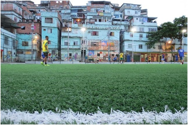 Brasil estrena el primer campo de fútbol iluminado con la energía de los propios jugadores