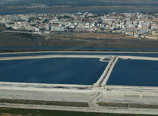 Fertiberia cumple el plazo y entrega el proyecto para restaurar las balsas de fosfoyesos