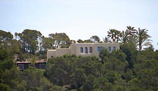 Inician la demolición de la mansión ilegal de Es Corb Marí en el parque natural de Ses Salines (Ibiza)