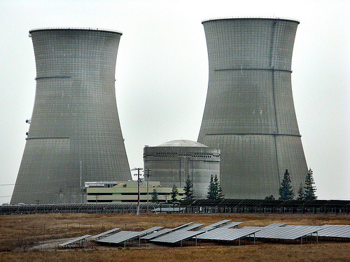 Greenpeace deposita "residuos nucleares" ante la Delegación del Gobierno en Barcelona