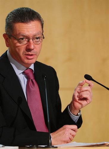 Gallardón defiende la energía nuclear por razones económicas y medioambientales y cree que no se usa por "prejuicios"