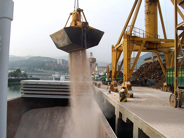 El Puerto de Alicante no quiere pedir licencia ambiental para la carga y descarga de graneles