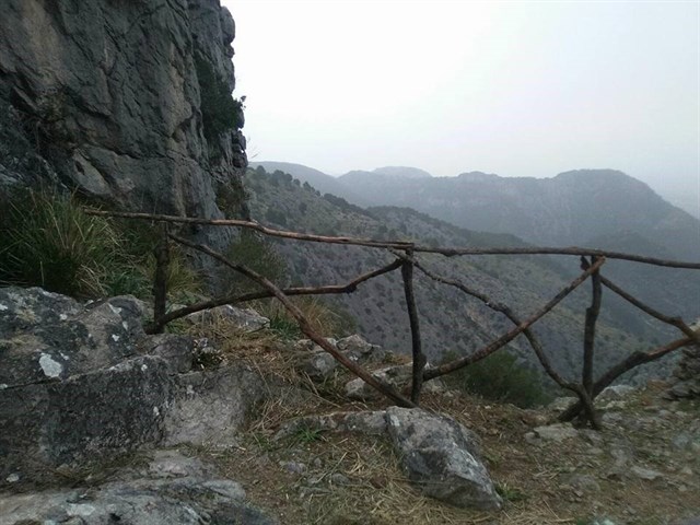 El Ibanat lanza una campaña para evitar que los senderistas abandonen residuos en la naturaleza