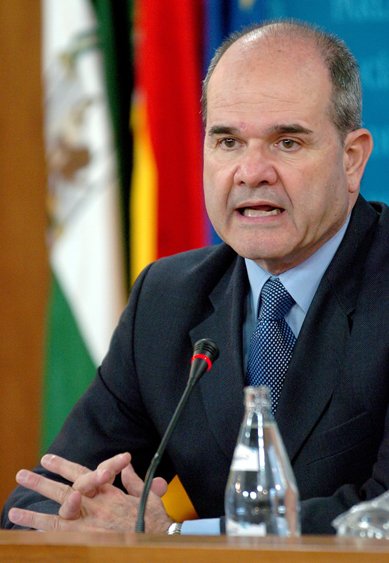 Chaves culpa al Gobierno de Aznar de la subida de la factura de la luz y asume que sea una medida impopular