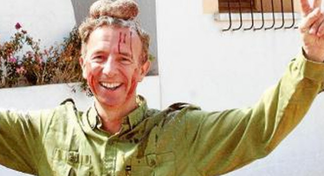 Un consejero balear se fotografía con unos testículos de ciervo en la cabeza como trofeo de caza…