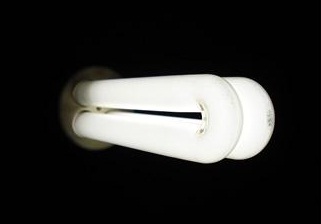 43 minutos es el tiempo ideal antes de apagar una luz fluorescente de ahorro