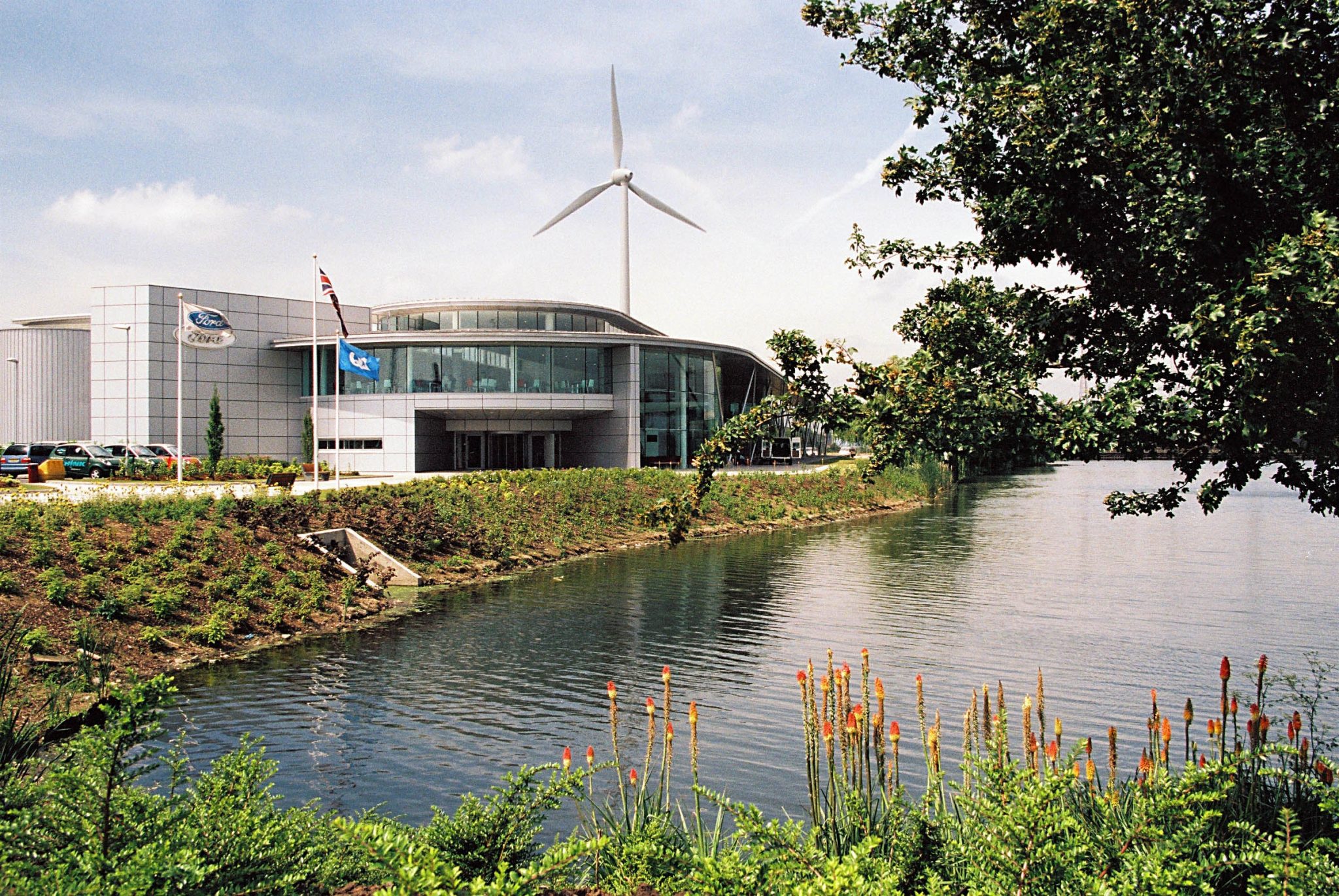 Un nuevo aerogenerador hace que la planta de montaje de motores diesel de Dagenham funcione totalmente con energía eólica