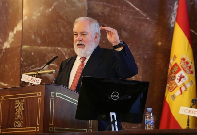 Arias Cañete aboga por un sistema de crédito para impulsar el desarrollo de vehículos limpios