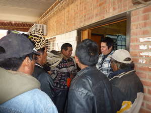 Un pueblo indígena bloquea la Carretera Panamericana como protesta por la invasión de su tierra