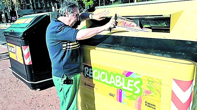 Suman contenedores verdes en el Centro para reciclar la basura