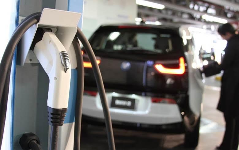 El Ayuntamiento de Granada anuncia la instalación de 30 electrolineras para coches eléctricos