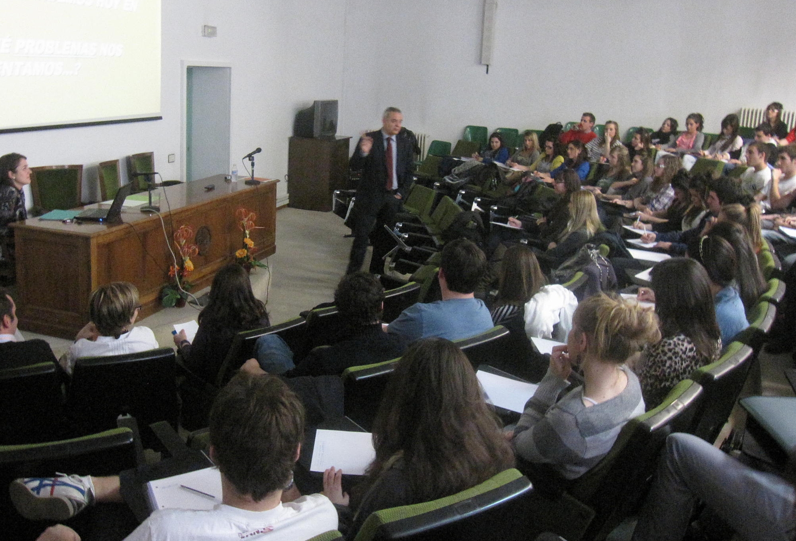 Boné imparte la conferencia “Empleo y medio ambiente. Oportunidades y perspectivas” a alumnos de la Facultad de Económicas