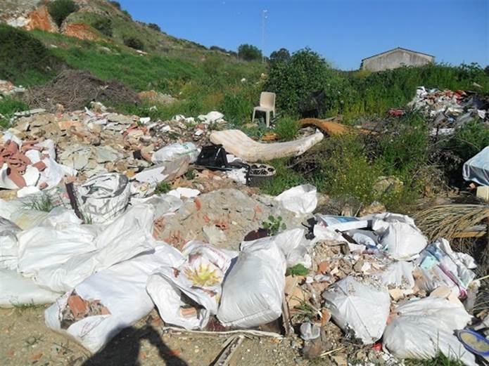 En la Sierra Norte de Sevilla y junto a una cueva con pinturas rupestres denuncian un ‘vertedero’