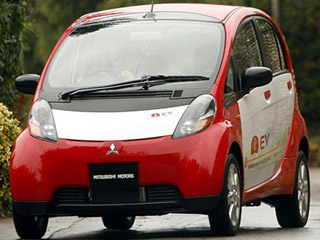 Lula conoció el nuevo vehículo eléctrico que Mitsubishi fabricará en Brasil