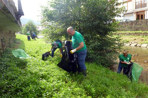 Cantabria. Voluntarios de PROVOCA llenan seis contenedores de 700 litros con los residuos recogidos en el río Vallino en Ampuero