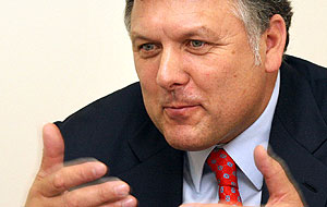 Martín promete "gestiones" para que el concurso eólico beneficie a Pontevedra si ENCE se va fuera del municipio