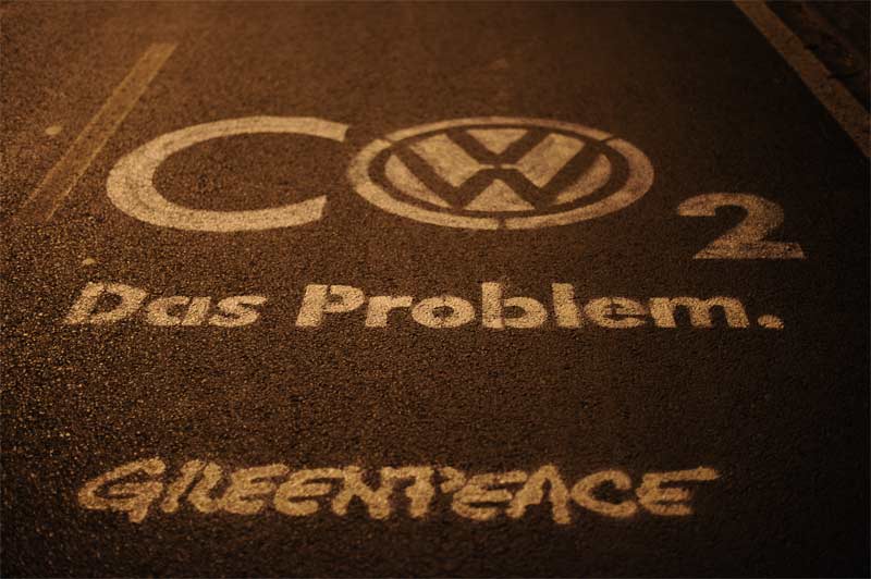 Activistas de Greenpeace denuncian en Ibiza la falsa política verde de Volkswagen