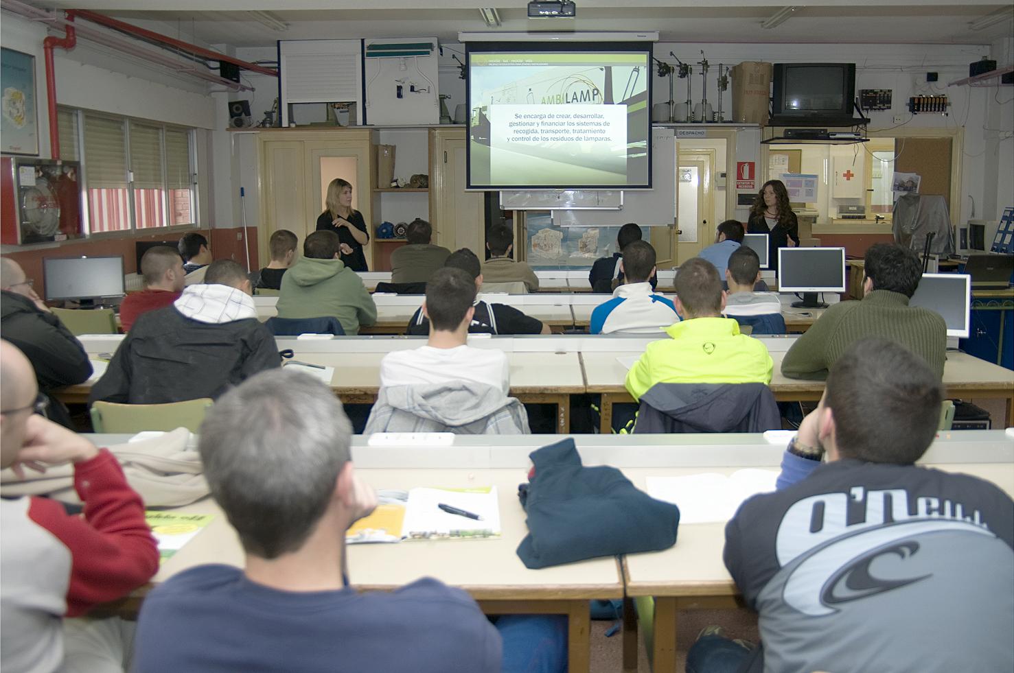 AMBILAMP finaliza el primer curso escolar de su proyecto educativo “Reciclar la luz es reciclar la vida”