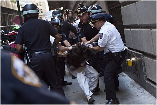 Detienen en Wall Street a 100 manifestantes que protestaban contra el cambio climático