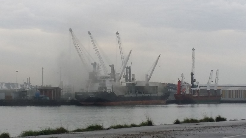 El polvo del cemento dispara la contaminación de la Comarca de Avilés